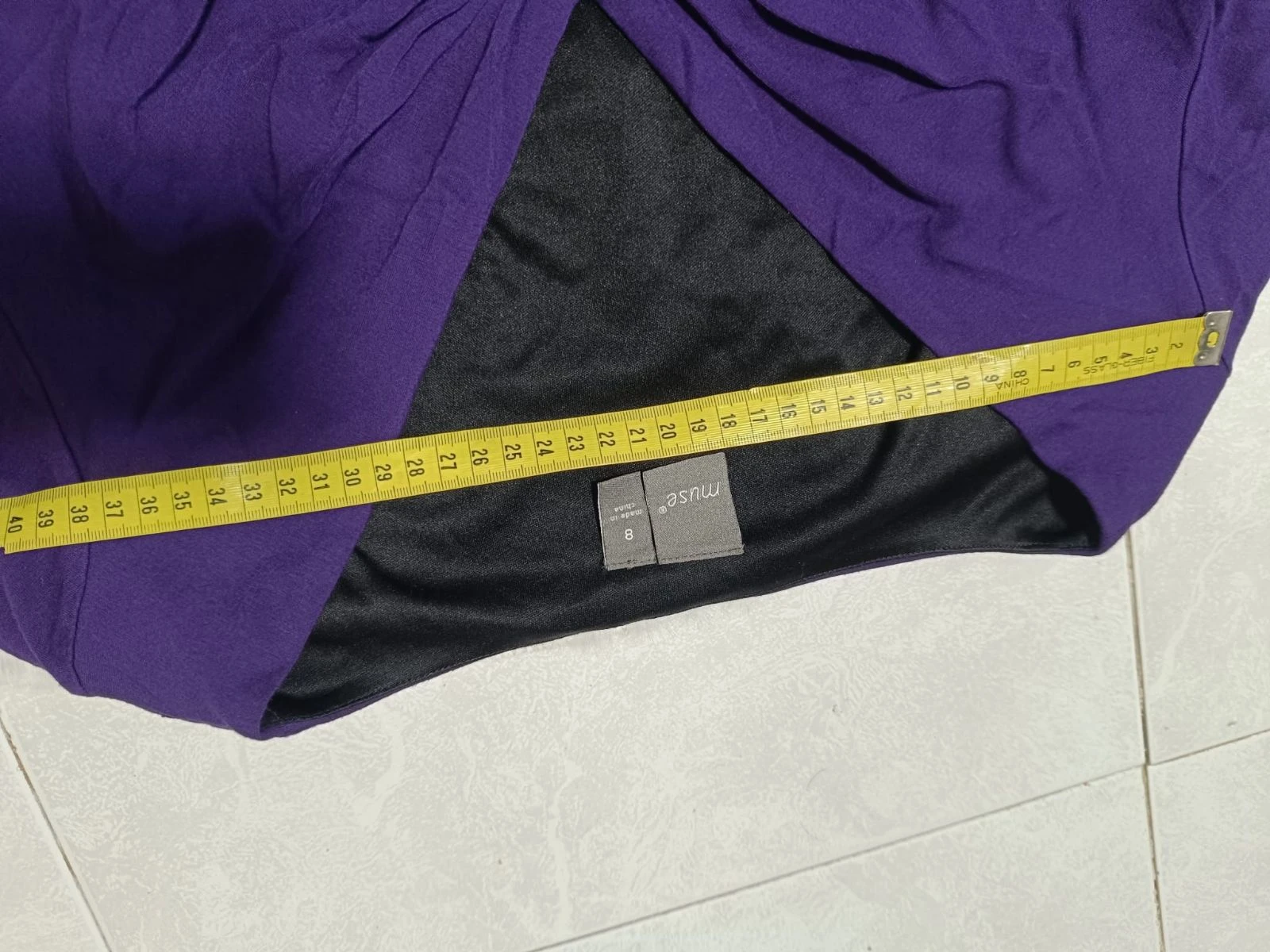paarse cocktailjurk voor gast met broche - robe violette avec broche – photo 6